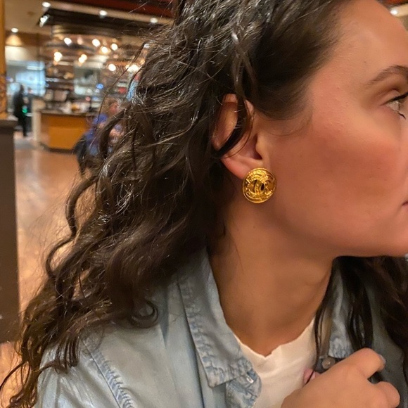 Host pick Authentic Vintage Chanel gold plated Clip on earrings - Picture 17 of 17